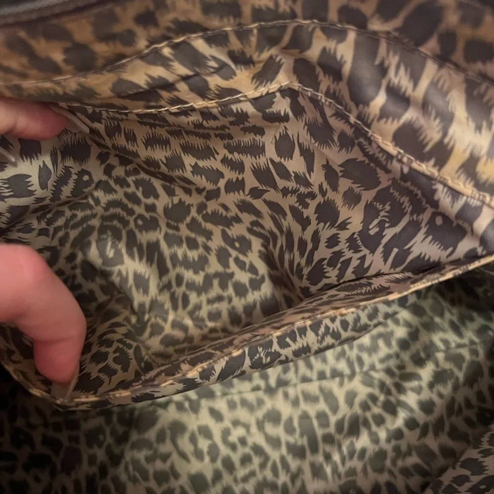 GUESS Tote - Picture 4 of 10